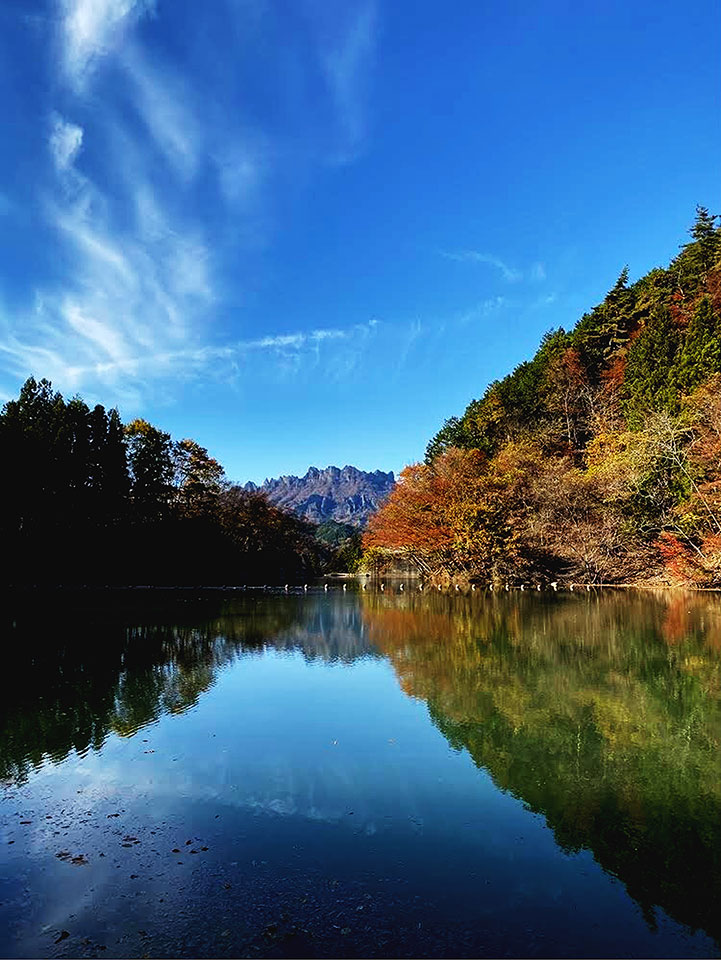 妙義山部門 優秀賞　北野 広明 (@beiyeguangming) さんの作品「大桁湖から見える表妙義山」